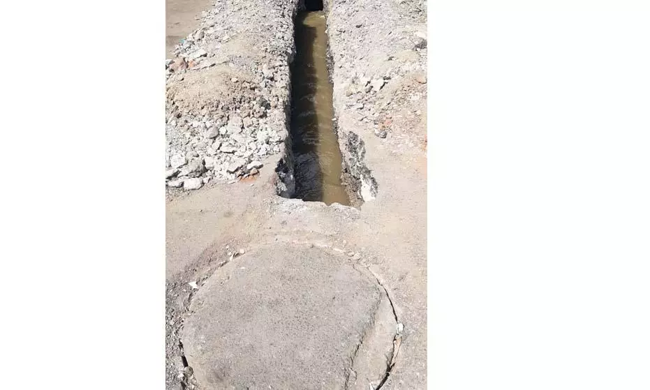 பாதாள சாக்கடை கழிவு நீரை சாக்கடை கால்வாயில் திருப்பி விட்ட நிர்வாகம்