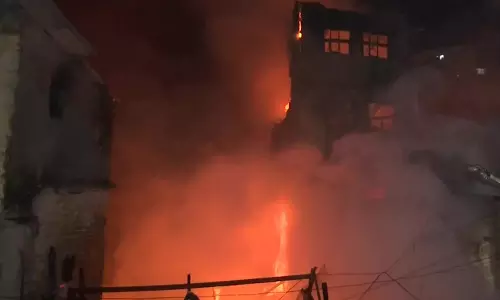 மும்பை தாராவி பகுதியில் பயங்கர தீ விபத்து- 25 வீடுகள் சேதம்