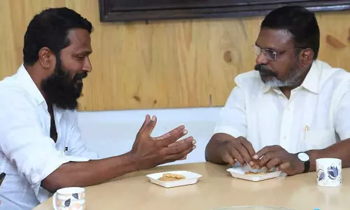 விசிக தலைவர் திருமாவளவனை நேரில் சந்தித்த இயக்குனர் வெற்றிமாறன்