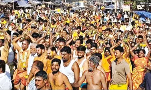 நத்தம் மாரியம்மன் கோவில் மாசித்திருவிழா: கரந்தமலையில் இருந்து தீர்த்தகுடம் எடுத்து பக்தர்கள் ஊர்வலம்