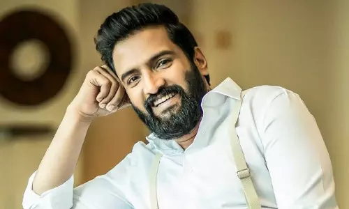 பழனி கோவிலில் நடிகர் சந்தானம் சாமி தரிசனம்