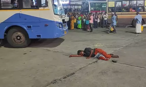 போதையில் படுத்து தூங்கிய தொழிலாளி  - தூக்கிச்சென்று ஓரமாக படுக்க வைத்த 12ம் வகுப்பு மாணவன்