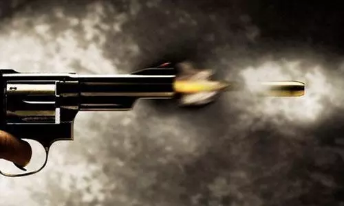 ரவுடி மீது துப்பாக்கி சூடு: 2 போலீசாரை வெட்டி விட்டு தப்பியதால் பெண் சப்-இன்ஸ்பெக்டர் அதிரடி நடவடிக்கை