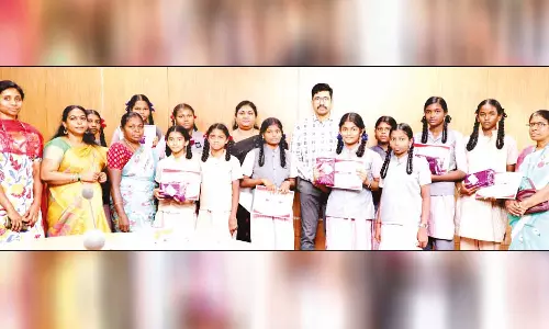 கொத்தடிமை தொழிலாளர் முறை ஒழிப்பு போட்டிகளில் வெற்றி பெற்ற அரசு பள்ளி மாணவிகளுக்கு கலெக்டர் பாராட்டு