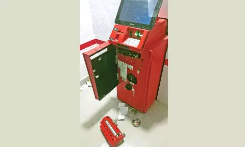 ஏ.டி.எம் எந்திரத்தை உடைத்து கொள்ளை முயற்சி- 3 பேர் சிக்கினர்