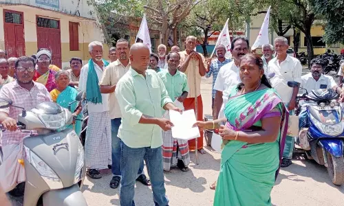 மாற்றுத்திறனாளிகள் மனு கொடுக்கும் போராட்டம்