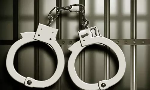 மேட்டுப்பாளையத்தில் பள்ளி மாணவிகளை கடத்திய 2  பேர் கைது