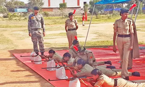 பாளை பள்ளி மைதானத்தில் என்.சி.சி. மாணவிகளுக்கு துப்பாக்கி சுடும் போட்டி