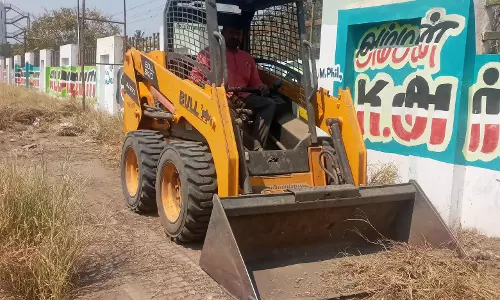 பீளேமேட்டில்  நடைமேடையில் புதர்கள் அகற்றம்