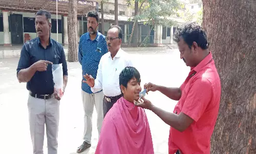 புள்ளிங்கோ கட்டிங் மாணவர்களுக்கு பள்ளியில் முடி திருத்தம்