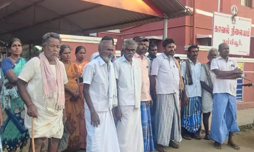 வேகமாக வந்த டிப்பர் லாரியை சிறை பிடித்த பொதுமக்கள்