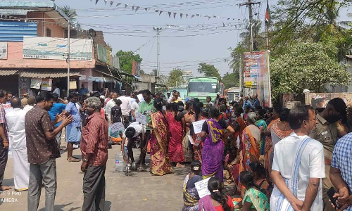 குடியிருப்புகளை இடித்துவிட்டு நான்கு வழி சாலை அமைக்க எதிர்ப்பு: கிராம மக்கள் சாலை மறியல்