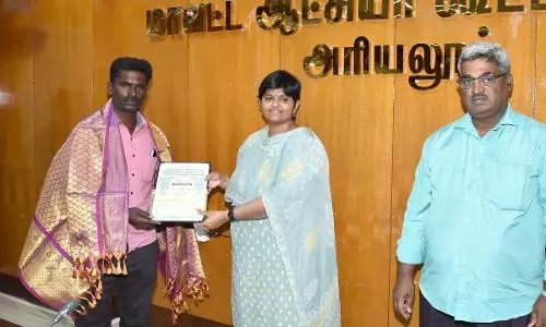 அரியலூர் மாவட்டத்தில் கலை விருதிற்காக தேர்வு செய்யப்பட்ட கலைஞர்களுக்கு பொற்கிழிகள்
