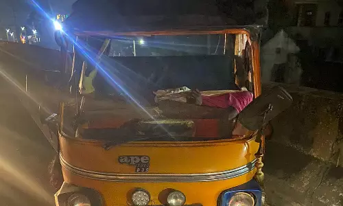 கும்மிடிப்பூண்டி அருகே ஷேர் ஆட்டோ மீது லாரி மோதல்- 2 பேர் பலி