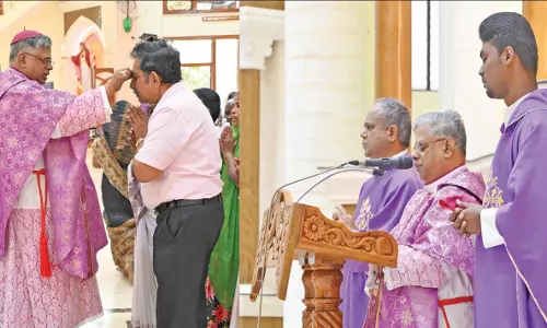 சாம்பல் புதனை முன்னிட்டு திருச்சி தேவாலயங்களில் சிறப்பு திருப்பலி