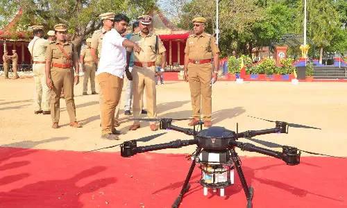 கோவையில் டிரோன் கேமிரா மூலம் கண்ணீர் புகை குண்டுகளை வீசி ஒத்திகை- போலீஸ் கமிஷனர் பார்வையிட்டார்