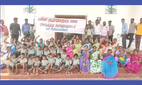 சாலை வசதி செய்து தரக்கோரி பள்ளி மாணவர்கள் பெற்றோர்களுடன் போராட்டம்- வட்டார வளர்ச்சி அலுவலகத்தில் முற்றுகை