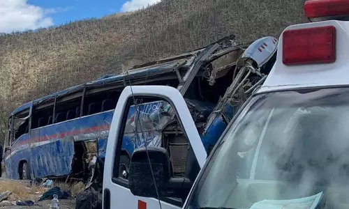 மெக்சிகோவில் அகதிகளை ஏற்றி சென்ற பஸ் கவிழ்ந்து விபத்து- 17 பேர் பலி