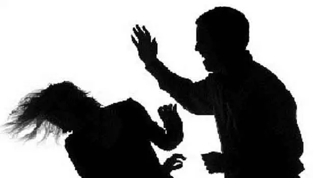 கோவையில் நடுரோட்டில் வைத்து கல்லூரி மாணவியை தாக்கிய வாலிபர்