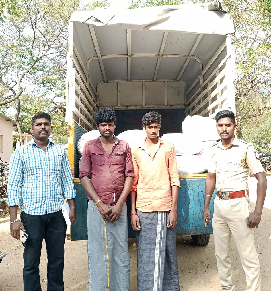 ரேஷன் அரிசி பறிமுதல்