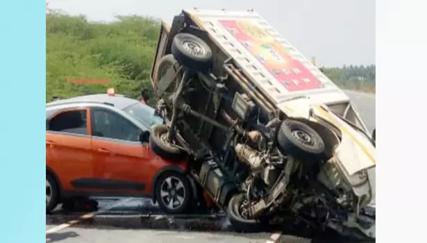 லாரி-கார் விபத்தில் அதிர்ஷ்டவசமாக உயிர் தப்பிய டாக்டர் லாரி-கார் விபத்தில் அதிர்ஷ்டவசமாக உயிர் தப்பிய டாக்டர்