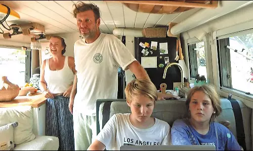 பஸ்சை சொகுசு வீடாக மாற்றி சுற்றுலா செல்லும் ஜெர்மனி குடும்பத்தினர்