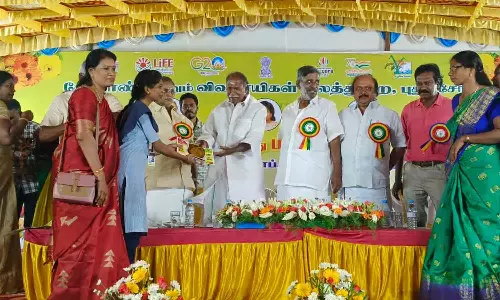 அரசு பள்ளி மாணவிகளுக்கு முதலிடம்-முதல்-அமைச்சர் ரங்கசாமி பரிசு வழங்கினார்