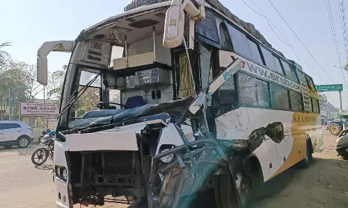 காவேரிபட்டணம் அருகே விபத்து: டிராக்டர் மீது சொகுசு பஸ் மோதி குழந்தை உள்பட 5 பேர் பலி