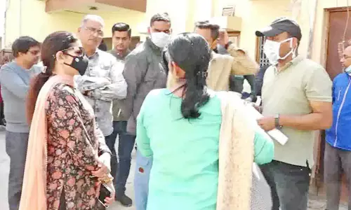 கொரோனா பீதியில் மகனுடன் 3 ஆண்டுகளாக வீட்டுக்குள் முடங்கிய பெண் மீட்பு