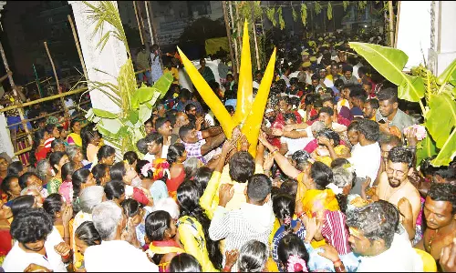 மாசி திருவிழா: பழனி மாரியம்மன் கோவிலில் கம்பம் சாட்டுதல் நிகழ்ச்சி