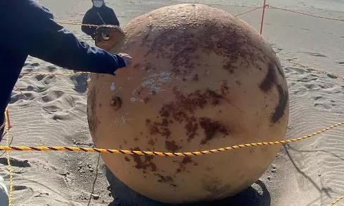 ஜப்பான் கடற்கரையில் மிகப்பெரிய மர்ம பந்து கிடந்ததால் பரபரப்பு