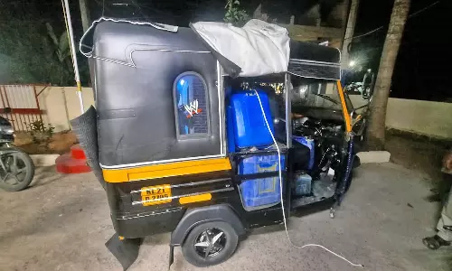 கொல்லங்கோடு அருகே ஆட்டோவில் கேரளாவுக்கு கடத்த முயன்ற 875 லிட்டர் மண்ணெண்ணெய் பறிமுதல் - போலீசார் அதிரடி