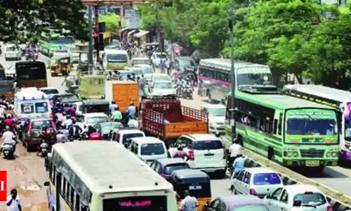 பல்லடத்தில் முகூர்த்த நாளில் போக்குவரத்து நெரிசல்- பொதுமக்கள் அவதி