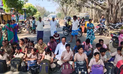 மங்கலம் அருகே பள்ளி மாணவர்கள்  திடீர் சாலைமறியல்