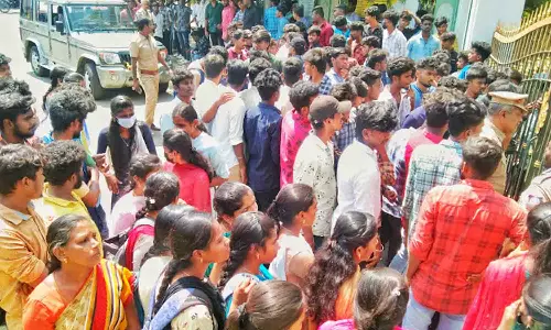 கலெக்டர் அலுவலகத்தை -  கல்லூரி மாணவர்கள் முற்றுகை