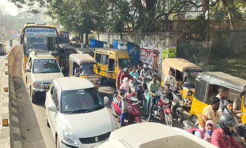 திருப்பாதிரிப்புலியூர் சிக்னல் அருகே  சாலையில் டிப்பர் லாரி பழுதாகி நின்றதால் கடும் போக்குவரத்து நெரிசல்
