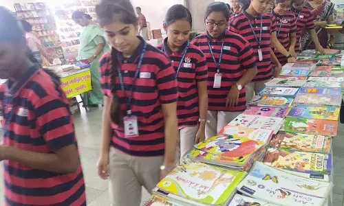 காந்திநகர்  ஏ.வி.பி., பள்ளியில் புத்தக  கண்காட்சி