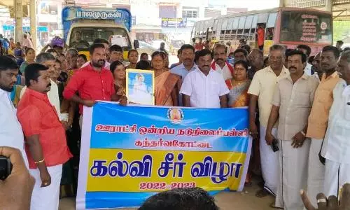 கந்தர்வகோட்டை அரசு பள்ளிக்கு பெற்றோர்கள் சீர்வரிசை