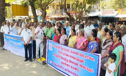 எம். புதூரில் புதிய பஸ் நிலையம்  தீர்மானத்தை ரத்து செய்ய கோரி கடலூரில் கண்டன ஆர்ப்பாட்டம்