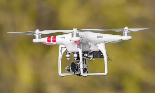 வானில் பறந்த டிரோன் கேமிராவால் பரபரபப்பு