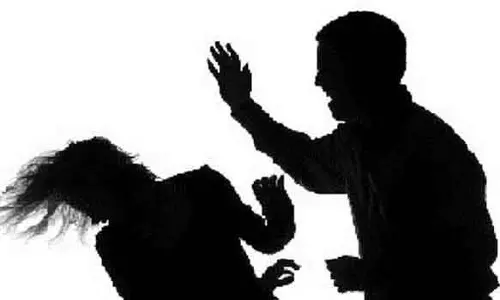 கோவையில் நடுரோட்டில் வைத்து கல்லூரி மாணவியை தாக்கிய வாலிபர்