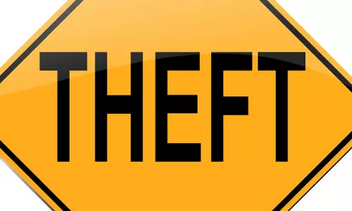 திசையன்விளை அருகே  பட்டப்பகலில் பூட்டிய வீட்டில் நகை திருட்டு