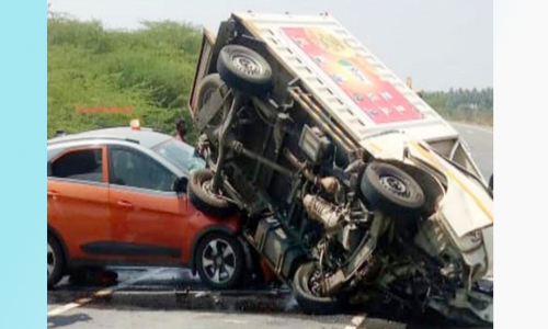 லாரி-கார் விபத்தில் அதிர்ஷ்டவசமாக உயிர் தப்பிய டாக்டர்