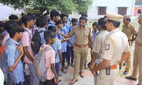 நெல்லை டவுனில் அரசு பள்ளி மாணவர்கள் திடீர் சாலை மறியல்