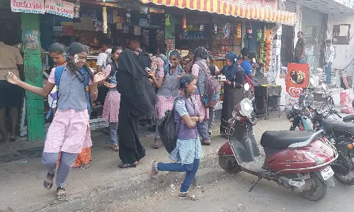 நடுரோட்டில் கேக் வெட்டி பிறந்தநாள் கொண்டாடிய மாணவிகள்- போலீசார் எச்சரிக்கை