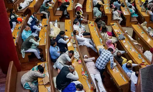 சண்டையிட்டு சோர்வடைந்த கவுன்சிலர்கள்.. தூங்கி எழுந்து மீண்டும் மோதல்... போர்க்களமான டெல்லி மாநகராட்சி அவை