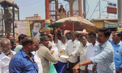 பொன்னேரியில் அதிமுகவினர் பட்டாசு வெடித்து கொண்டாட்டம்