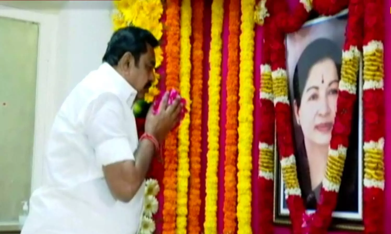 75வது பிறந்த நாள்- மறைந்த முன்னாள் முதல்வர் ஜெயலலிதா உருவ படத்திற்கு எடப்பாடி பழனிசாமி மலர்தூவி மரியாதை 75வது பிறந்த நாள்- மறைந்த முன்னாள் முதல்வர் ஜெயலலிதா உருவ படத்திற்கு எடப்பாடி பழனிசாமி மலர்தூவி மரியாதை