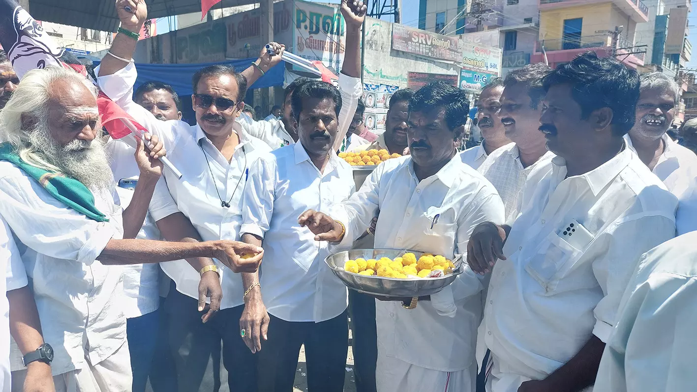 அ.தி.மு.க.வினர் பட்டாசு வெடித்து கொண்டாட்டம் அ.தி.மு.க.வினர் பட்டாசு வெடித்து கொண்டாட்டம்