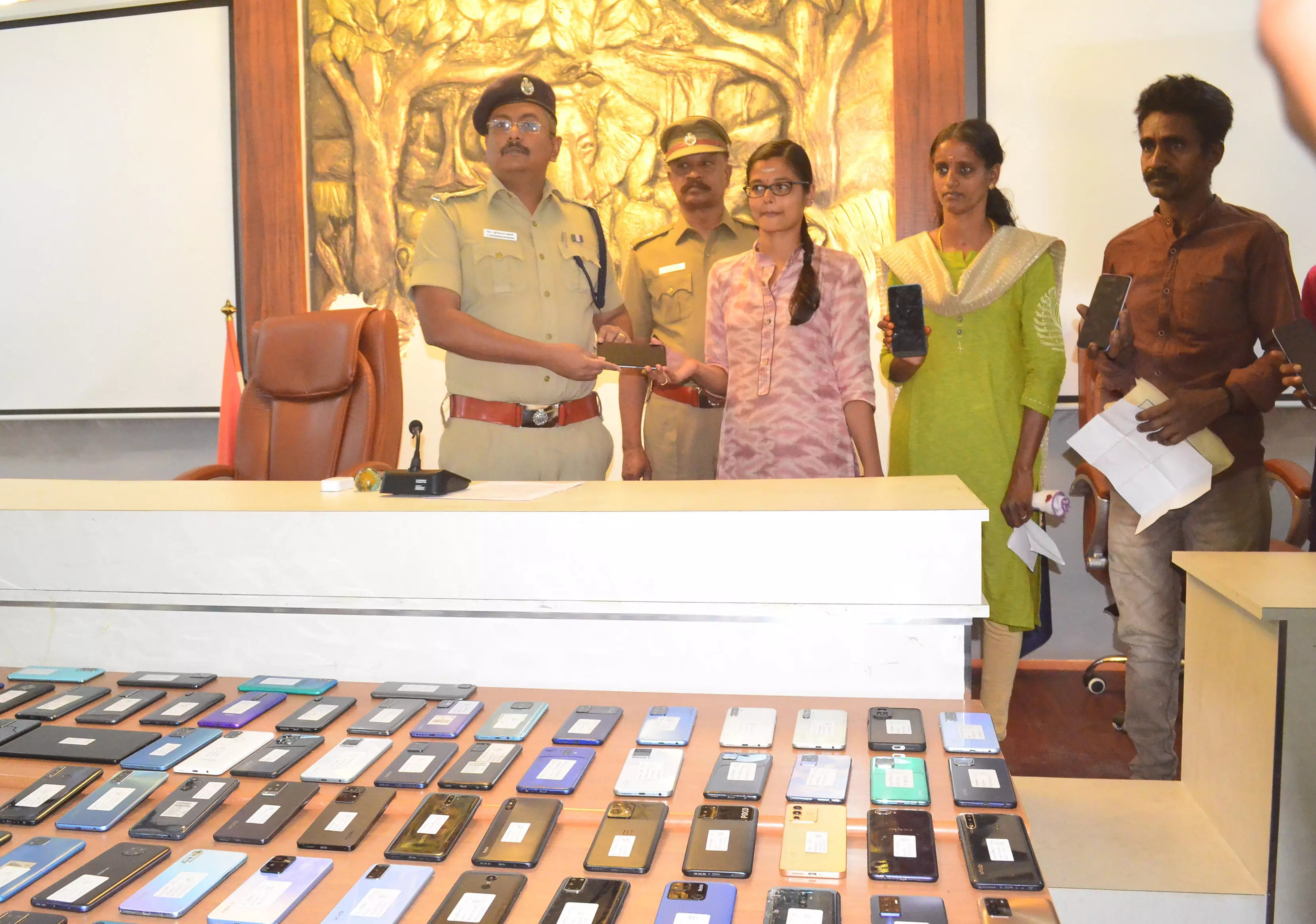 கோவை மாவட்டத்தில் 250 கிராமங்கள் கஞ்சா இல்லா கிராமமாக அறிவிப்பு-போலீஸ் சூப்பிரண்டு பத்ரி நாராயணன் பேட்டி கோவை மாவட்டத்தில் 250 கிராமங்கள் கஞ்சா இல்லா கிராமமாக அறிவிப்பு-போலீஸ் சூப்பிரண்டு பத்ரி நாராயணன் பேட்டி